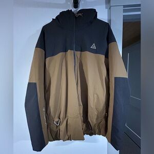 XL Nike ACG heavy winter jacket - tan/black